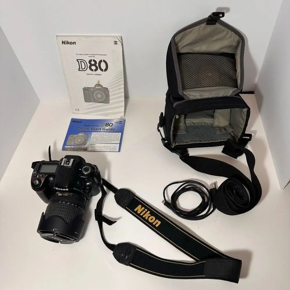 Vintage Nikon D80 Digitial SLR Camera w/ Nikon DX 18-135 mm Zoom Lens w/ Cases
